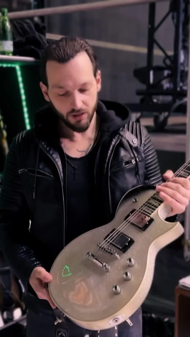 The Rig Rundown for the DIRKSCHNEIDER European run is online! Click the link in my bio and go to ‘LATEST YOUTUBE VIDEO‘ feat @espguitarsde @annekekat_guitar_straps @kloppmannelectrics and more 🙏💪 #dirkschneider #rigrundown #guitar #guitargear #guitarporn Pro-Live Shots by @lindaflorin , filmed by @andrey.smirnoff.official
