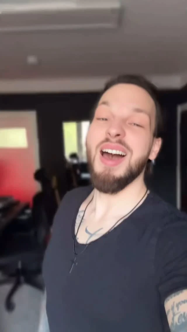 Am 21. Juni gebe ich einen Rock-Gitarren-Solo Workshop – für Einsteiger und Fortgeschrittene.

Von 10 bis 18 Uhr lernen wir alle Grundlagen rund ums Gitarrensolo
✅ Welche Tonleitern und Arpeggios du wann und wie einsetzt
✅ Wie du flüssig über das ganze Griffbrett spielst
✅ Wie Akkorde und Tonleitern zusammenhängen
✅ Und natürlich jede Menge coole Licks, die du direkt in deine eigenen Solos einbauen kannst!

Das Ganze ist praxisnah, du bringst deine Gitarre mit, wir arbeiten direkt am Instrument – und zwar in einer kleinen Gruppe.

🎟️ Meld dich an auf deedammers.com/workshop
🔗Du kannst auch den Link in meinem Profil anklicken